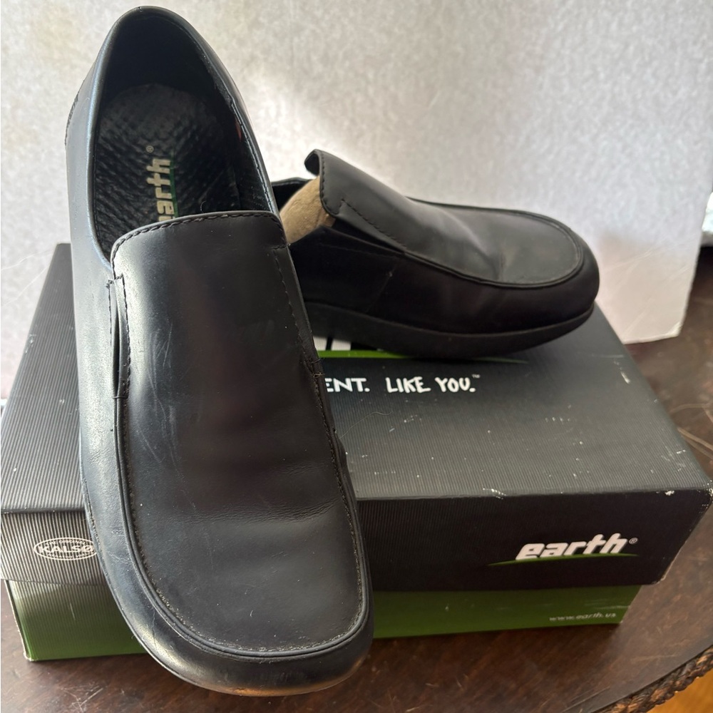 Earth Black Unisex Slip-On Leather Loafers